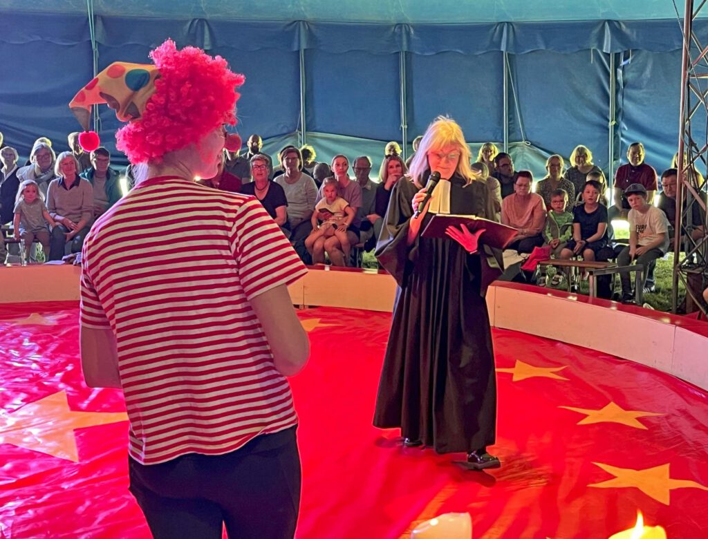 Ein Clown durfte beim Gottesdienst im Circuszelt am Himmelfahrtstag in Beverungen mit Pfarrerin Astrid Neumann nicht fehlen.Foto: Pfarrbezirk Beverungen 