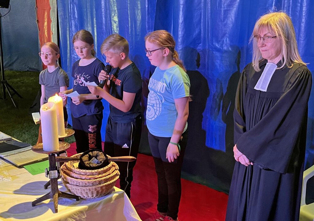 300 Menschen waren zum Gottesdienst im Circuszelt gekommen, den Pfarrerin Astrid Neumann gemeinsam mit Kindern gestaltete.Foto: Pfarrbezirk Beverungen 