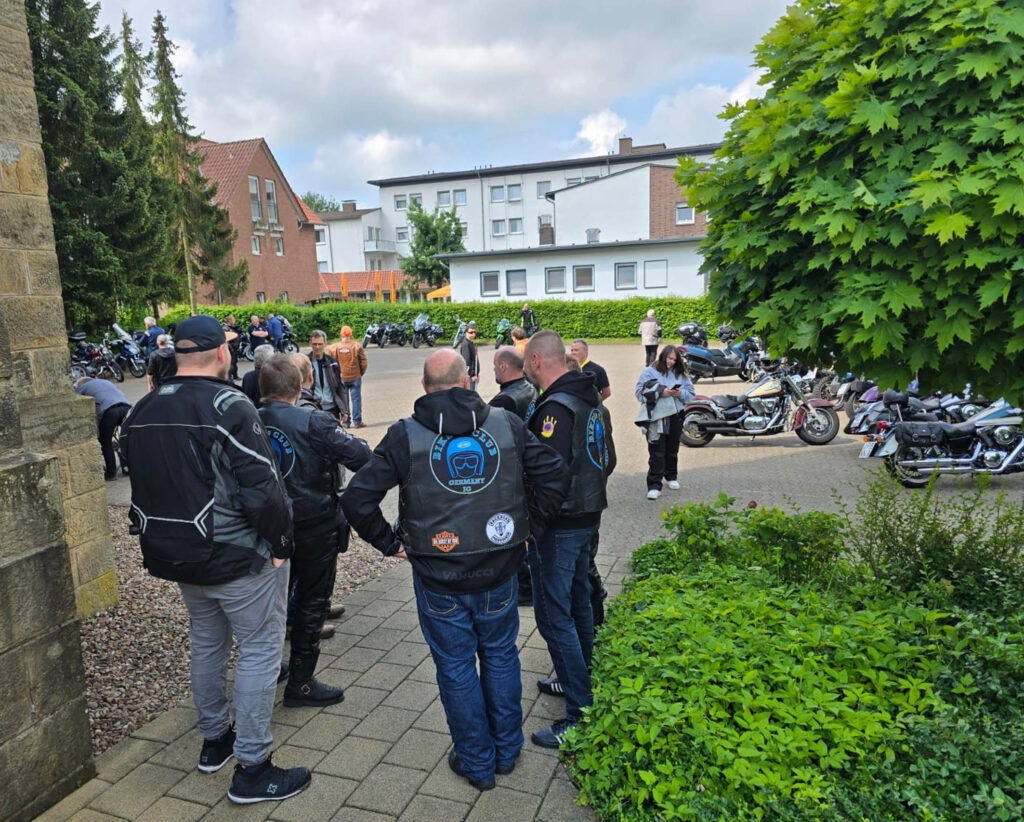 Der Parkplatz der Evangelischen Kirche Bad Driburg war gut gefüllt: Rund 70 Bikerinnen und Biker waren zum ersten Motorrad-Gottesdienst gekommen.Foto: Marco Dockhorn 
