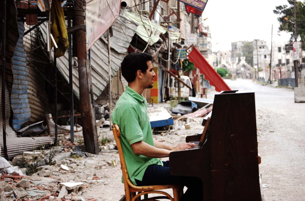 Der aus Syrien stammende Pianist Aeham Ahmad vermittelt die Kraft der Musik.Foto: Lamis Khateeb 