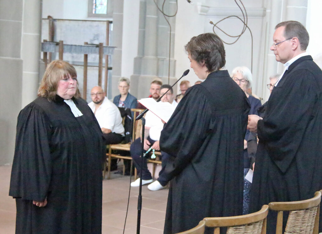 Heike Bandner-Wappler (l.) wird von Synodalassessor Gunnar Wirth (r.) und Pfarrerin Patrizia Müller als Prädikantin beauftragt.Foto: Burkhard Battran 