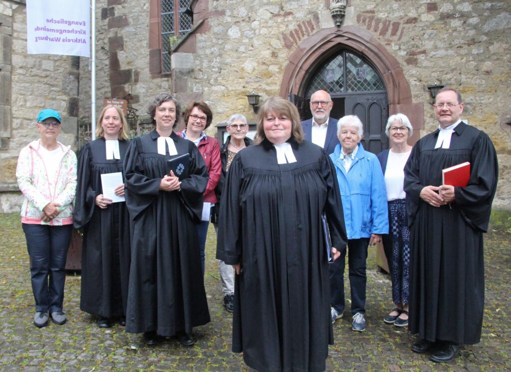 Prädikantin Heike Bandner-Wappler (Mitte) mit Mitgliedern des Presbyteriums und den Pfarrerinnen Katrin Pferdmenges und Patrizia Müller (v. l.) sowie Synodalassessor Gunnar Wirth (r.).Foto: Burkhard Battran 