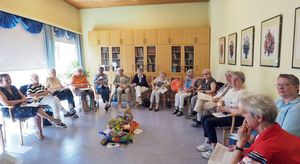 15 Frauen aus dem Bezirksverband Paderborn der Evangelischen Frauenhilfe beschäftigten sich auf dem Zionsberg in Warburg-Scherfede mit dem Thema Inklusion.Foto: Irene Glaschick-Schimpf 