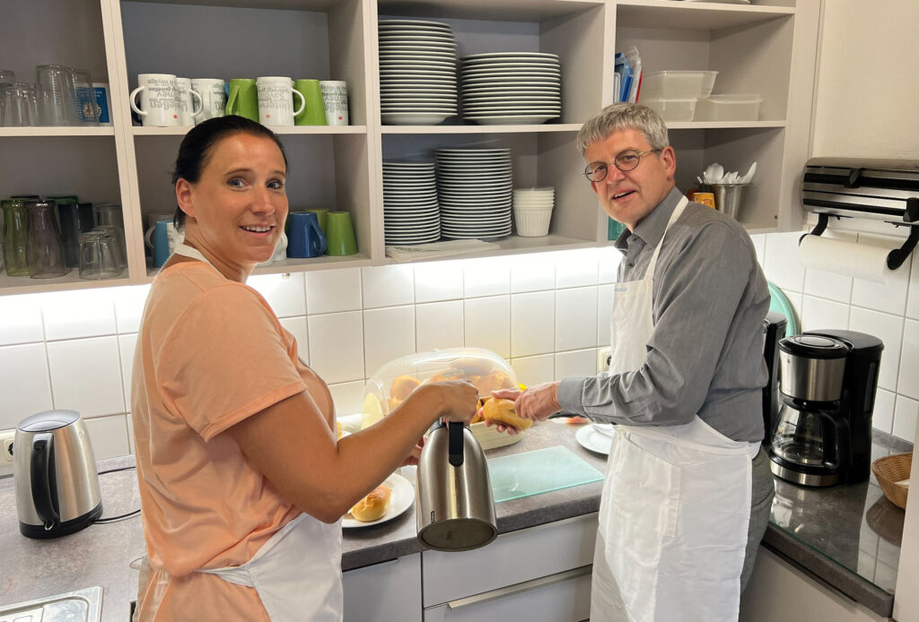 Diakonie-Vorstand Vanessa Kamphemann und Superintendent Volker Neuhoff halfen in der Paderborner Bahnhofsmission beim Brötchenschmieren und Kaffeeausschank.Foto EKP/Jan-Hendrik Noll 