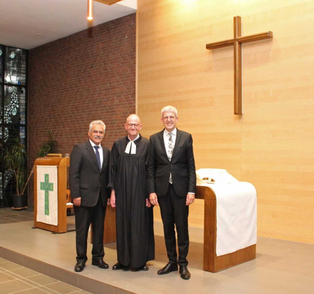 Bei der Verabschiedung im Lukaszentrum: (v. l.) Pastor Mehrdad Sepehri Fard, Pfarrer Christoph Keienburg und Superintendent Volker Neuhoff.Foto: EKP/Oliver Claes 