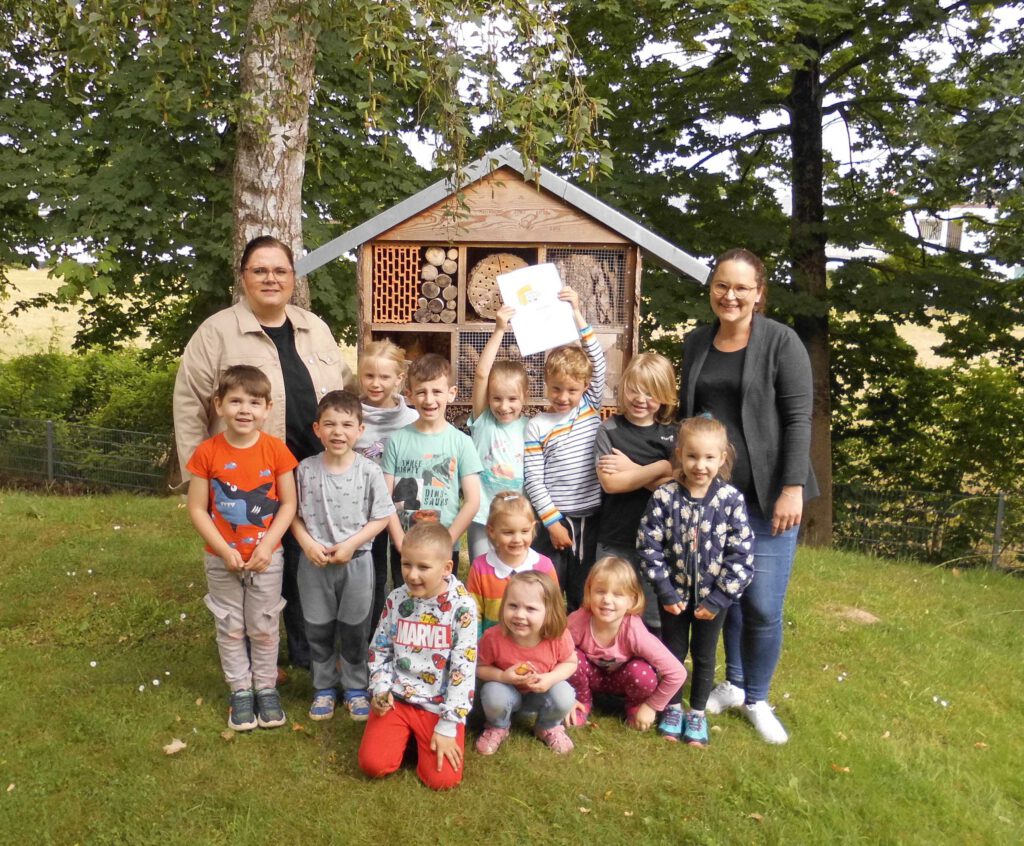 Mitarbeitende und Kinder des Ev. Katharina-von-Bora-Familienzentrums Steinheim mit dem neuen Zertifikat.