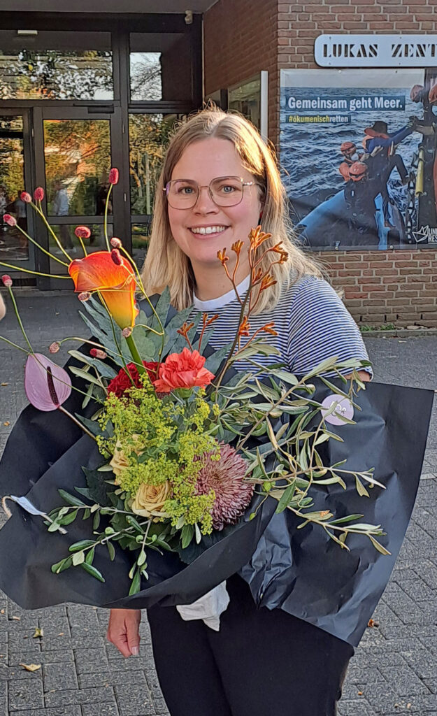 Die verabschiedete Jugendreferentin Vanessa Guzzardi mit einem Blumenstrauß.