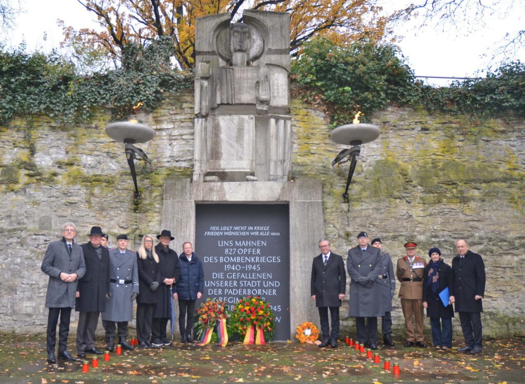 Die Teilnehmenden der Gedenkveranstaltung zum Volkstrauertag in Paderborn.