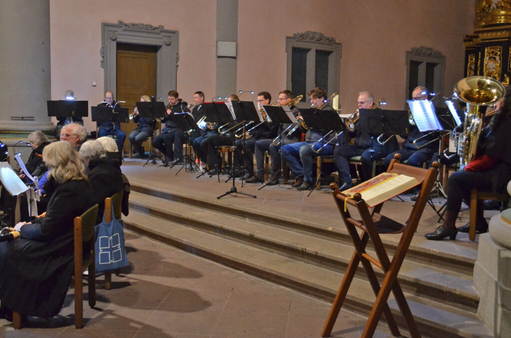 Musikerinnen und Musiker beim Adventskonzert.