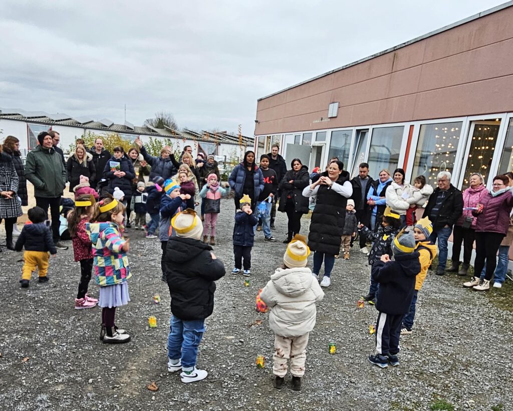 Die Kinder versammeln sich im Kreis beim Lichterfest im Familienzentrum Emmaus Brakel.