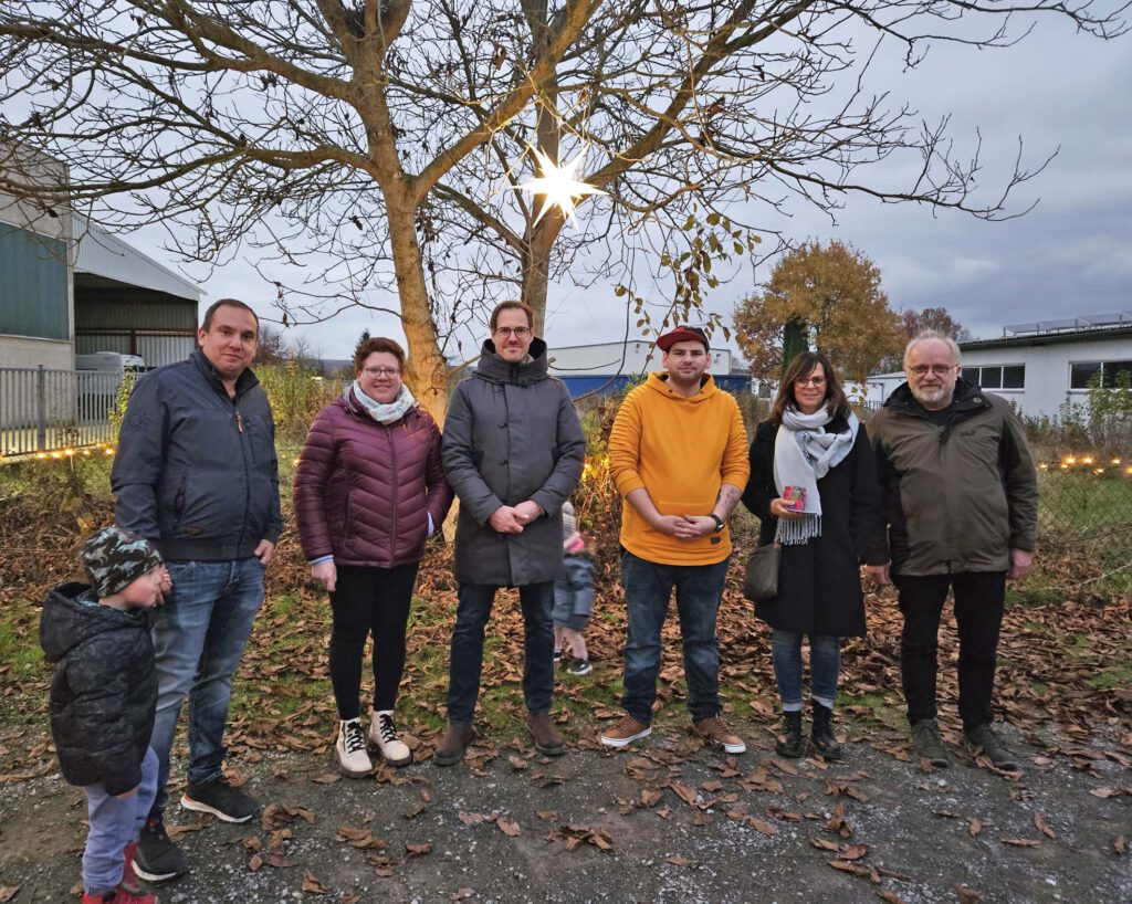 Vertreterinnen und Vertreter des Familienzentrums Emmaus Brakel und der unterstützenden Firmen.