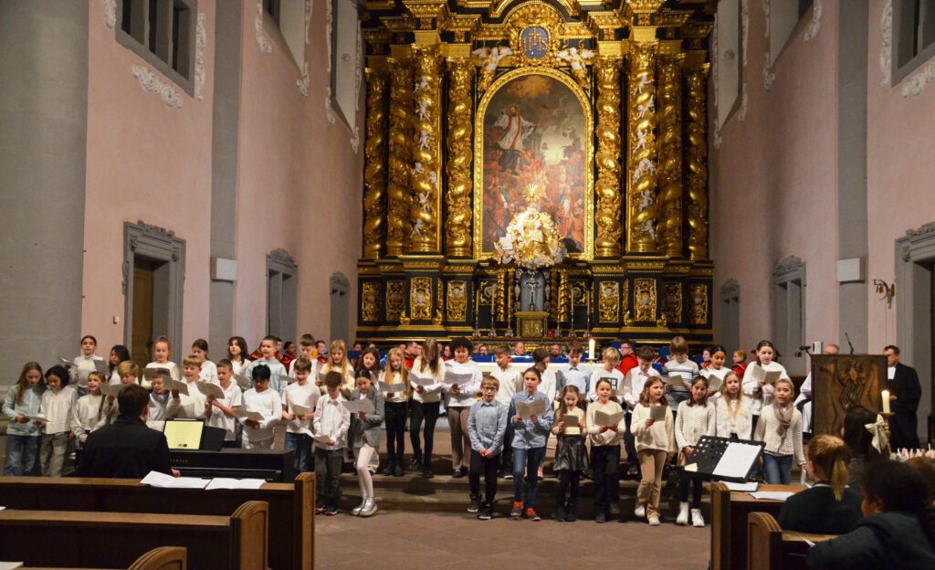 Kinder beim Gottesdienst in der Marktkirche Paderborn.