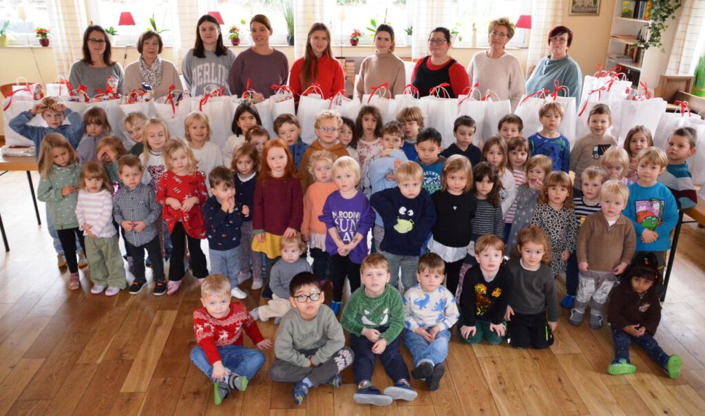 Kita-Kinder und Organisatoren mit Geschenken für die Tafel-Gäste.