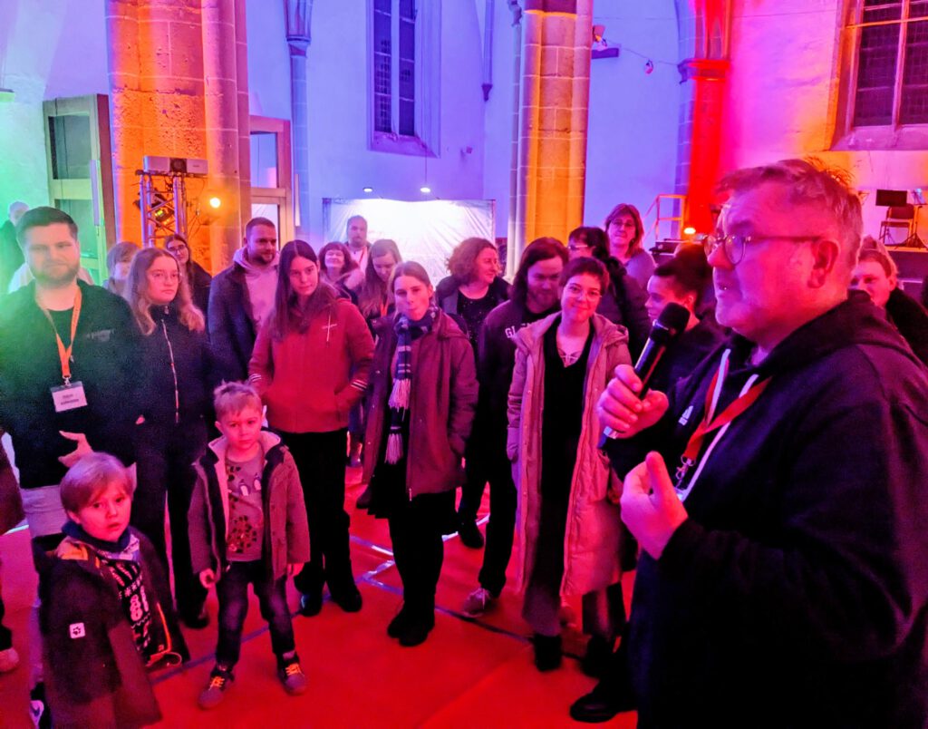 Menschen im Gespräch beim Weihnachtsevent in der Marienkirche.