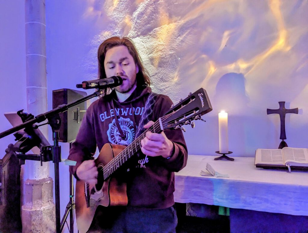 Musiker DomeB mit Gitarre.