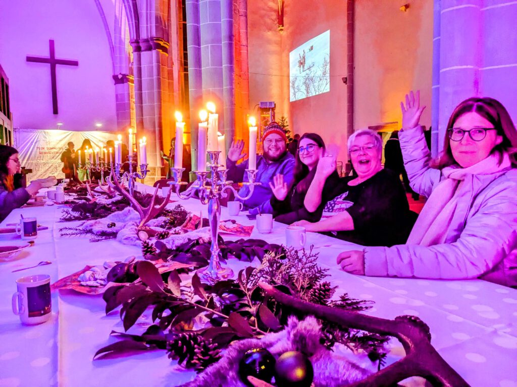 Feiernde Menschen in der Marienkirche in Höxter.