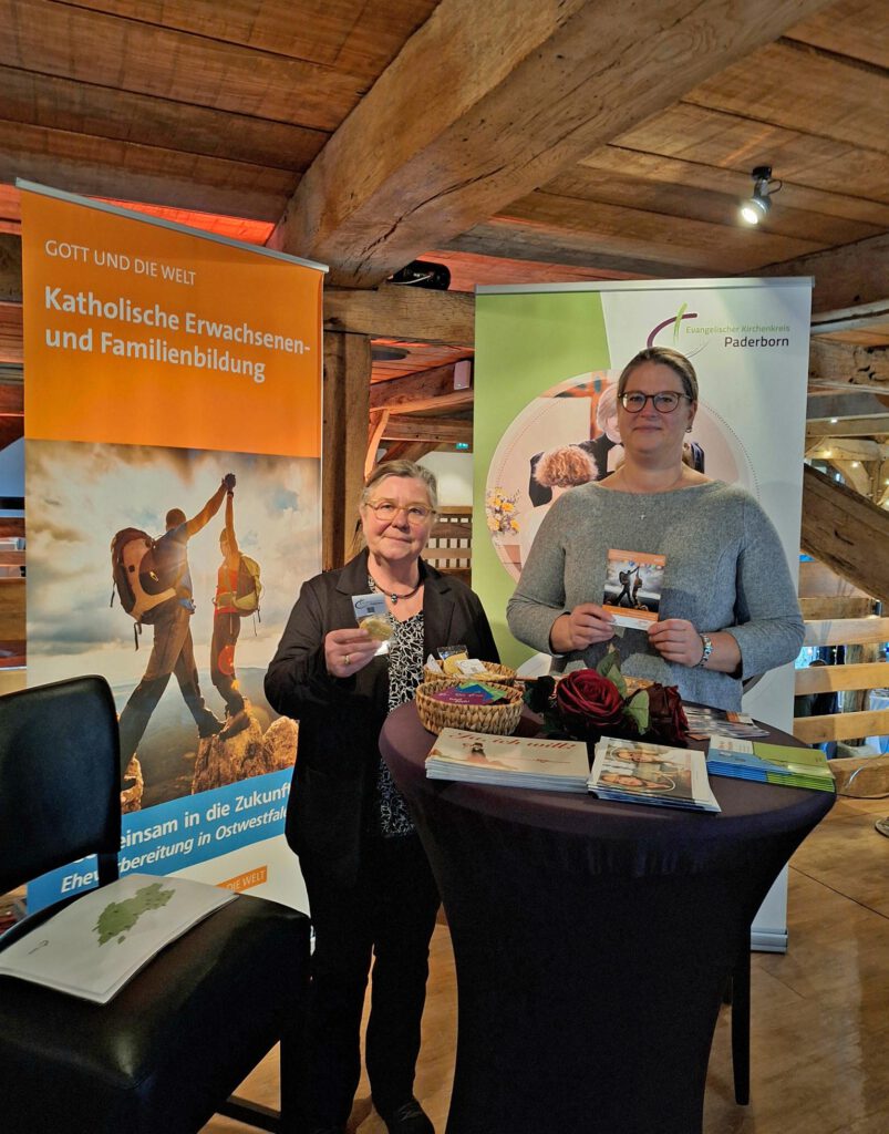 Vertreterinnen der Kirchen am Stand bei der Hochzeitsmesse.